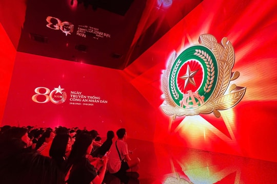 Giới trẻ tìm đến triển lãm đa giác quan, chứng kiến những cột mốc hào hùng của lực lượng CAND