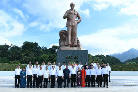NA Chairman pays tribute to revolutionary predecessors in Tuyen Quang