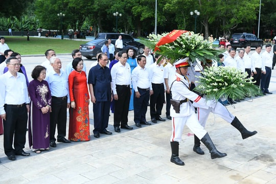 Chủ tịch Quốc hội Trần Thanh Mẫn dâng hương tưởng nhớ Chủ tịch Hồ Chí Minh và các vị tiền bối cách mạng tại Tuyên Quang