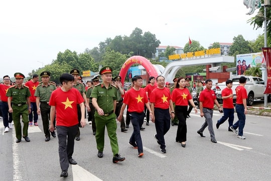 Đầu cầu Phú Thọ: 5.000 người hân hoan “Cùng Việt Nam tiến bước”