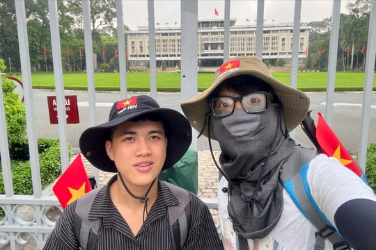 Từ Dinh Độc Lập đến Hà Nội: Hành trình xuyên Việt 1.700 km với lá cờ Tổ quốc của hai bạn trẻ