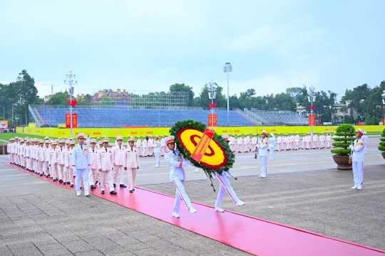 Đoàn đại biểu Đảng uỷ Công an Trung ương Bộ Công an vào Lăng viếng Chủ tịch Hồ Chí Minh và tưởng niệm các Anh hùng liệt sĩ