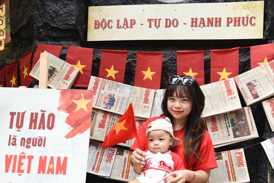 Nhiều quán cafe tại Hà Nội rực sắc đỏ mừng Quốc khánh 2/9, khách tấp nập tới check-in