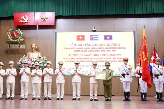 Vietnam’s public security force honoured with noble decorations from Laos, Cuba