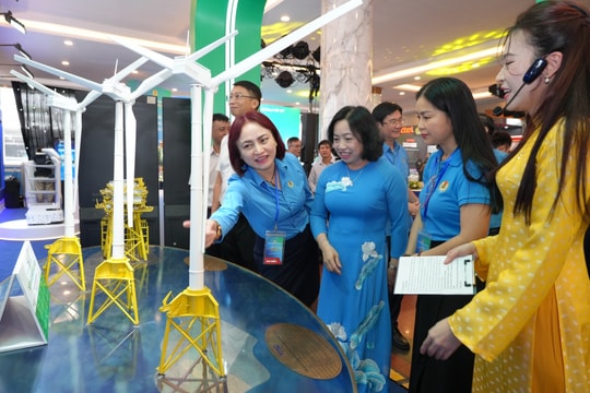 Triển lãm "Hành trình sáng tạo - Khát vọng vươn mình"