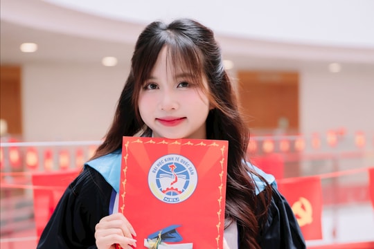 Từ “học sinh trường chuyên trượt đại học” đến Thủ khoa tốt nghiệp Đại học Kinh tế Quốc dân