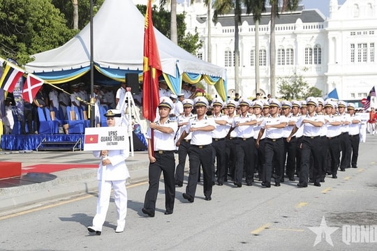 Vietnamese navy joins friendship parade in Malaysia