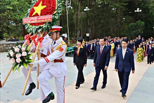 Lễ dâng hoa, dâng hương các Anh hùng liệt sĩ trước thềm Đại hội Đảng bộ UBND tỉnh Lâm Đồng