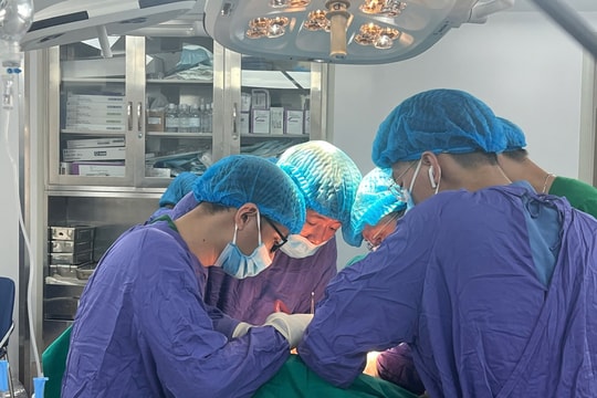 Đau bụng bất thường, phát hiện khối u thận khổng lồ xâm lấn mạch máu