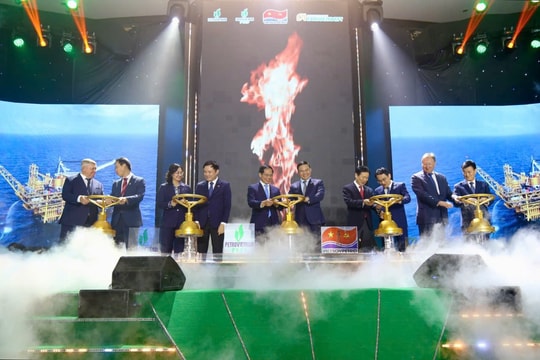 Vietsovpetro đón dòng dầu đầu tiên từ mỏ Kình Ngư Trắng - Kình Ngư Trắng Nam