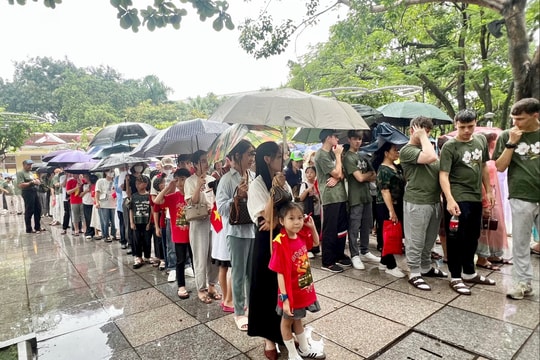 Dòng người xếp hàng dưới mưa vào lăng viếng Bác dịp lễ Quốc khánh 2/9