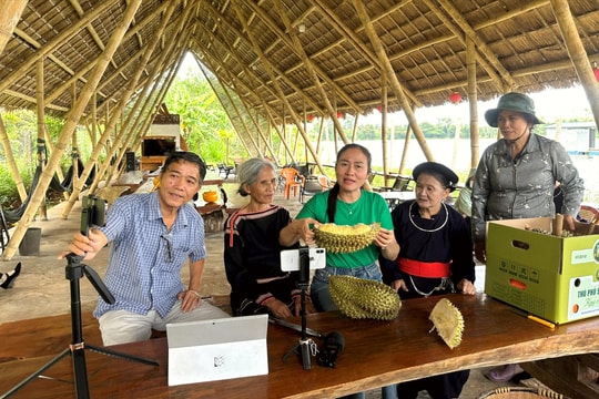 Đắk Lắk: Nữ Bí thư xã sẽ cùng người dân livestream bán sầu riêng