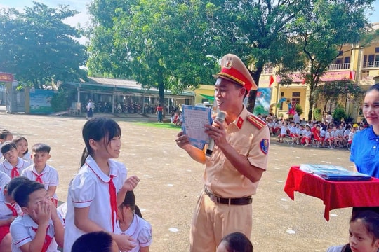 CSGT Hà Nội đến trường phổ biến kiến thức an toàn giao thông cho học sinh tiểu học