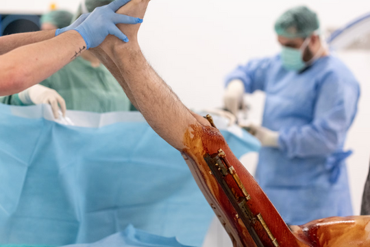 “Thấp là một cái tội”: Xu hướng đàn ông chi hàng chục nghìn USD để bẻ gãy và kéo dài chân