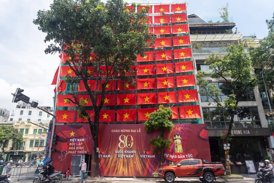 Điểm check-in mới toà nhà “Hàm cá mập” rực rỡ dịp 80 năm Quốc khánh