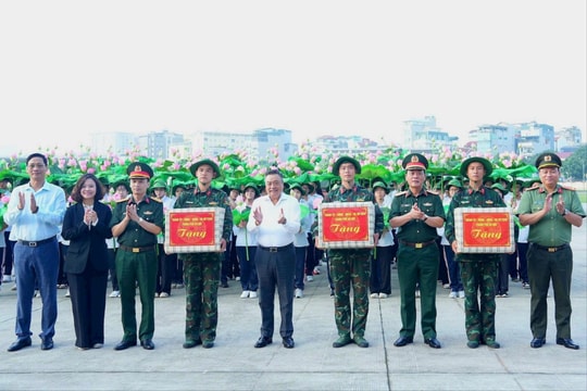 Chủ tịch UBND TP. Hà Nội Trần Sỹ Thanh thăm, động viên khối tham gia diễu binh, diễu hành A80