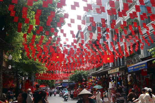 Du khách rộn ràng "check in" tại phố Hàng Mã