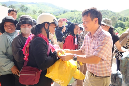 Phiên chợ 0 đồng - điểm hẹn sẻ chia ở xã vùng sâu Tu Mơ Rông