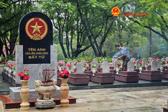 Quảng Trị: Câu lạc bộ Tịnh Không dâng gần 200 máy tụng kinh tại hai nghĩa trang liệt sĩ Quốc gia Đường 9 và Trường Sơn