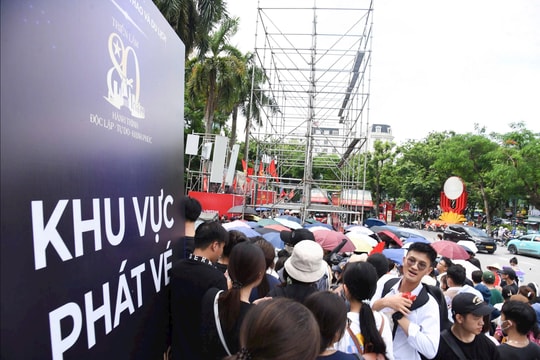 Người dân đi 30km, xếp hàng từ đêm chờ lấy vé concert "Việt Nam trong tôi" tại Nhà hát Lớn Hà Nội