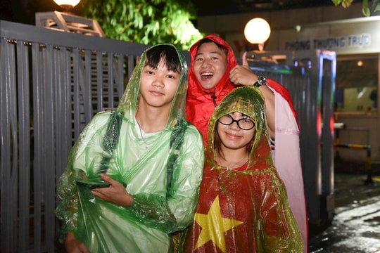 Dòng người đội mưa xếp hàng chờ trải nghiệm thực tế ảo VR “Trở về thời khắc thiêng liêng”