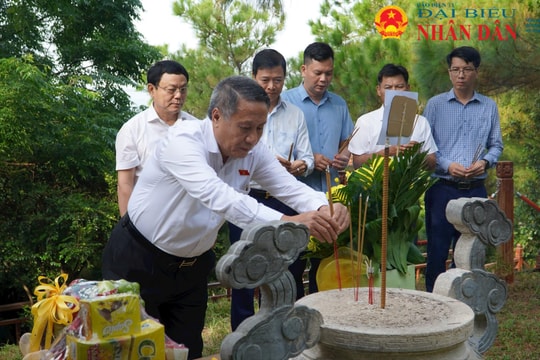 Đoàn ĐBQH tỉnh Quảng Trị dâng hương viếng mộ Đại tướng Võ Nguyên Giáp