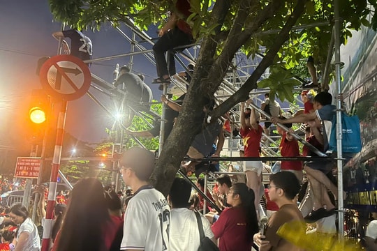 Tìm “chỗ đẹp” xem tổng hợp luyện lần 1, người dân cần chú trọng an toàn