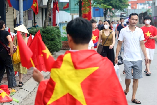 Người dân Hà Nội háo hức trước giờ tổng hợp luyện lần 1 kỷ niệm 80 năm Cách mạng tháng Tám và Quốc khánh 2/9