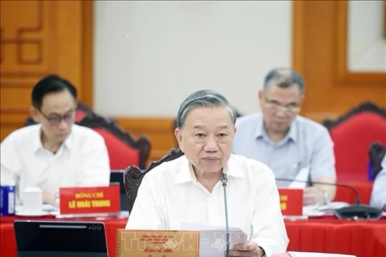 Politburo gives opinions on Hanoi, HCM City's preparations for Party congresses