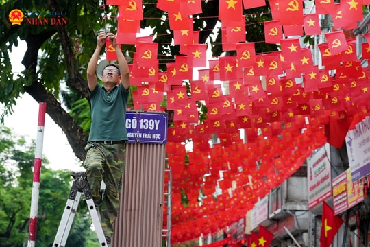 Hà Nội: Người dân 'thắp sáng' phố phường bằng cờ đỏ sao vàng để đón lễ Quốc khánh