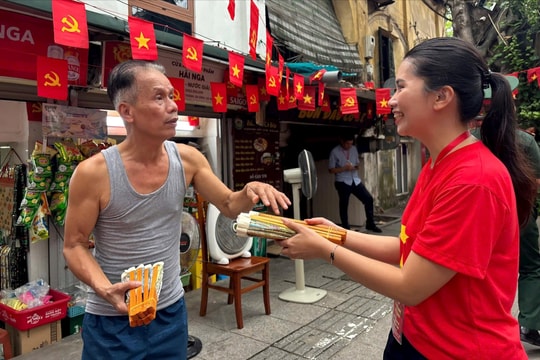Hành động nhỏ, tấm lòng lớn: Cụ ông 66 tuổi "tiếp sức" cho khối diễu hành lịch sử