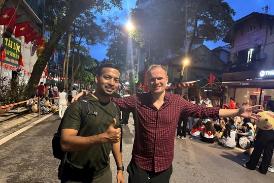 Quốc khánh Việt Nam: Lòng tự hào rực cháy, du khách nước ngoài ấn tượng