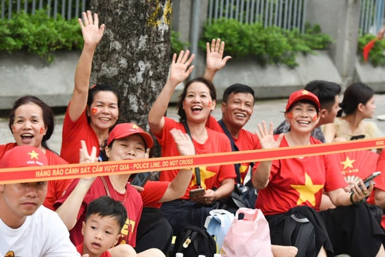 Biển người "nhuộm đỏ" đường phố, đổ về gần Quảng trường Ba Đình “giữ chỗ” đợi xem tổng hợp luyện lần 1