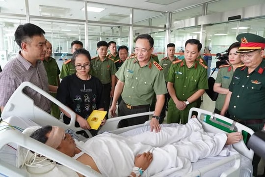 Thứ trưởng Công an Phạm Thế Tùng thăm, động viên chiến sỹ Cảnh sát cơ động bị thương khi làm nhiệm vụ