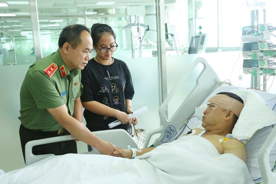 Giám đốc Công an Hà Nội thăm hỏi, động viên cán bộ bị thương khi làm nhiệm vụ