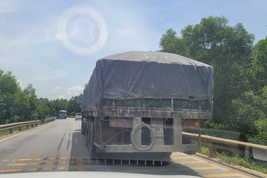 Hãi hùng cảnh xe đầu kéo chở quặng chất cao ngất ngưởng ở Hà Tĩnh