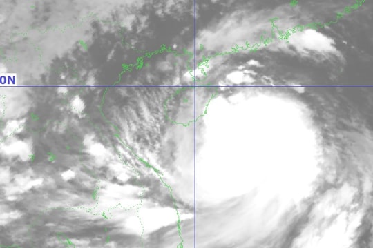 Bão số 5 KAJIKI mạnh lên cấp 10, giật cấp 13, có thể gây sóng cao đến 9m