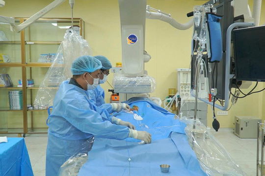 Người đàn ông khỏe mạnh bị hôn mê sâu 12 ngày sau một cơn đau ngực đột ngột