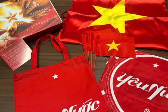 Cư dân Masterise Homes nhận quà "yêu nước", tự hào chung tay "phủ đỏ" Việt Nam