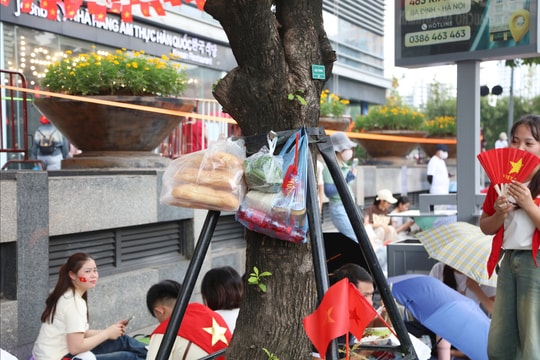 Dậy từ sáng sớm, mang theo cơm nắm, bánh mì để đợi xem màn luyện tập diễu binh lịch sử