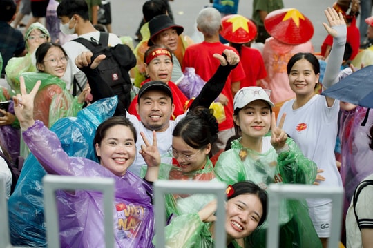 Mặc "nắng lửa, mưa dông" người dân quyết đợi bằng được đoàn diễu binh tổng hợp luyện lần 2