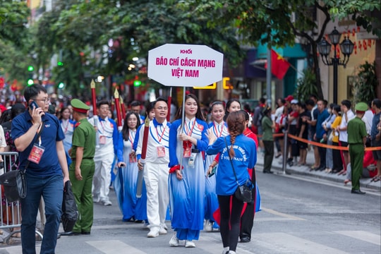 Người dân cổ vũ nhiệt tình khối Báo chí cách mạng Việt Nam tại lễ hợp luyện diễu binh, diễu hành lần 2