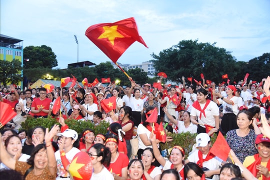 Người dân mở “concert” hoà mình vào những bài hát lịch sử trong buổi hợp luyện lần 2 Đại lễ A80