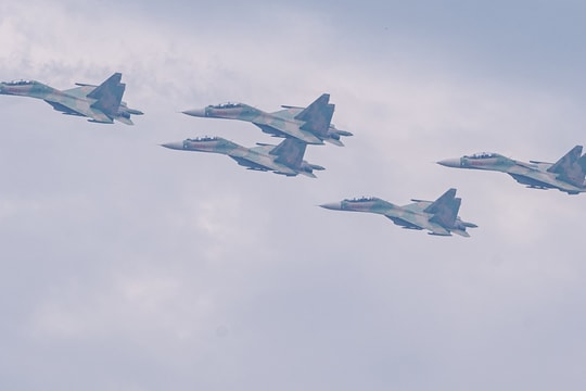 Biên đội "Hổ mang chúa" SU-30MK2 bay luyện tập diễu binh trên Quảng trường Ba Đình