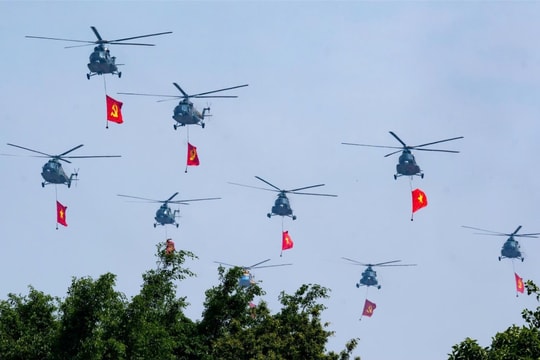 Khoảnh khắc tự hào: Biên đội máy bay lần đầu hợp luyện trên bầu trời Hà Nội