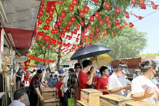 Mua hàng trăm thùng nước khoáng để phát miễn phí cho người dân đi xem tổng hợp luyện lần 2