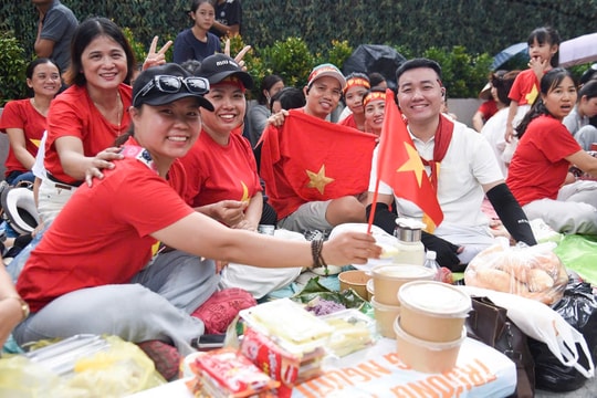 Người dân mang 20kg thức ăn, đồ xôi hình lá cờ đến sớm “giữ chỗ” chờ xem tổng hợp luyện diễu binh, diễu hành lần 2