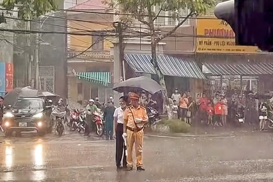 Cơn mưa rào bất chợt tô thắm tình cảm người dân với CSGT