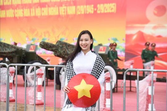 Người dân “đội mưa” tới chụp ảnh cùng dàn pháo lễ A80