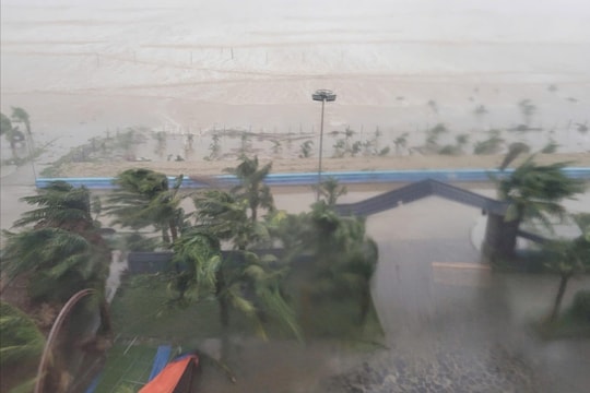 Bão số 5 đổ bộ vào đất liền, tâm bão ở Nghệ An - Bắc Hà Tĩnh